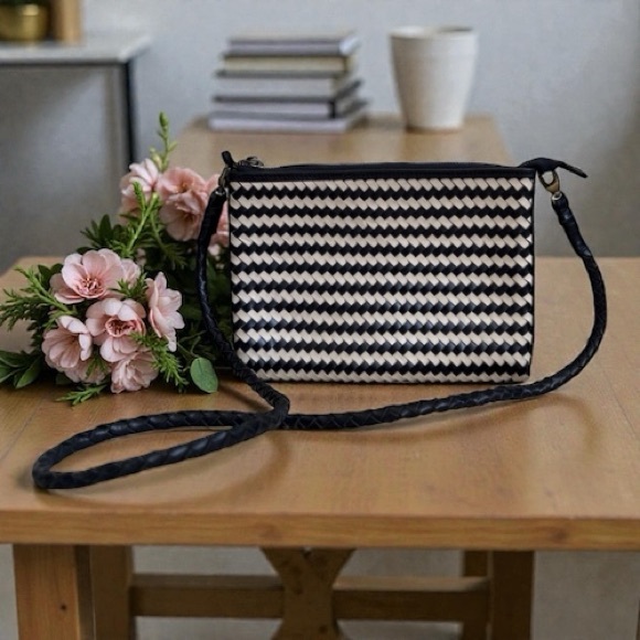 BEMBIEN
DIA Crossbody - Picture 2 of 3